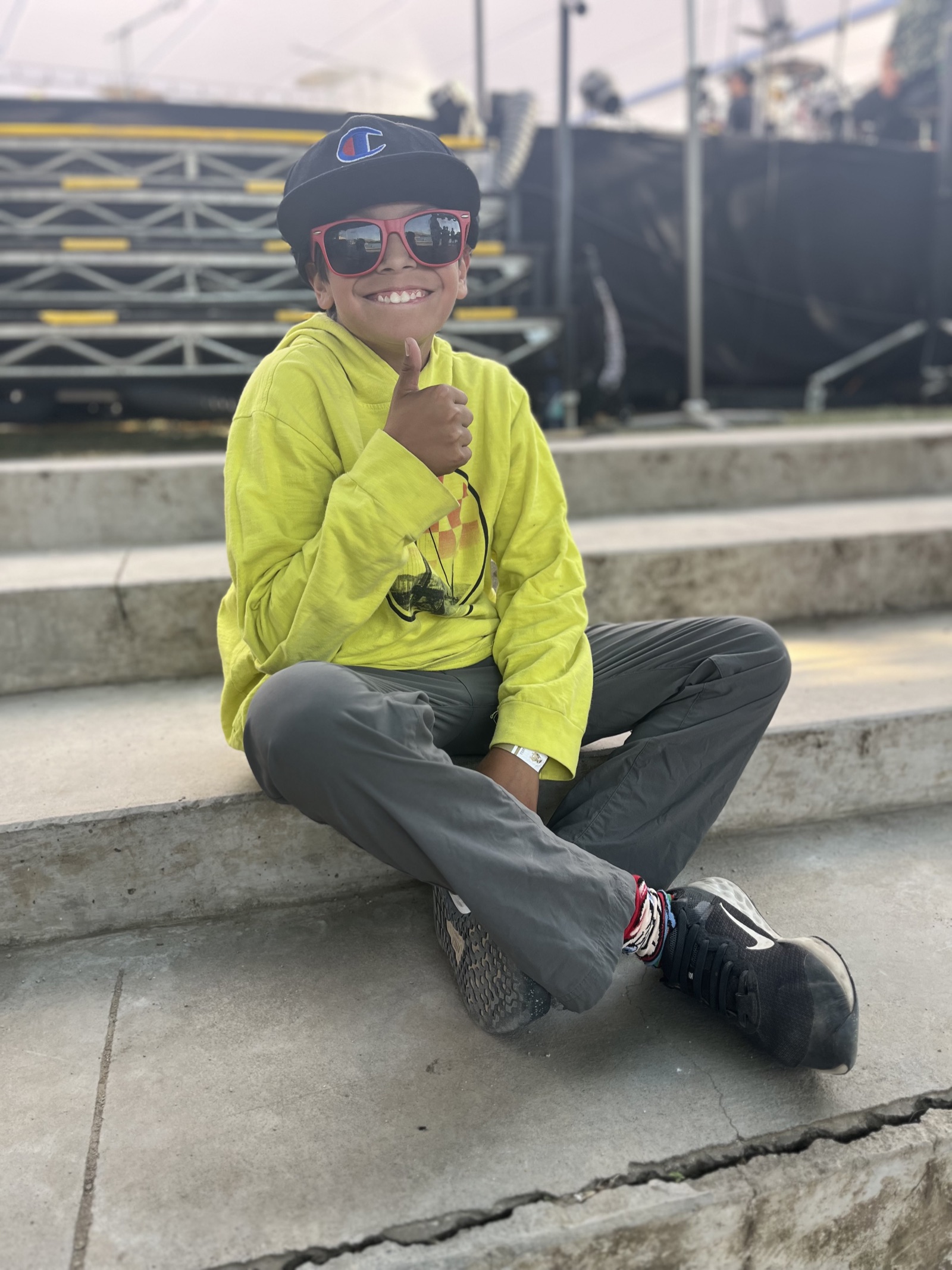 Tomás en backstage sonriendo