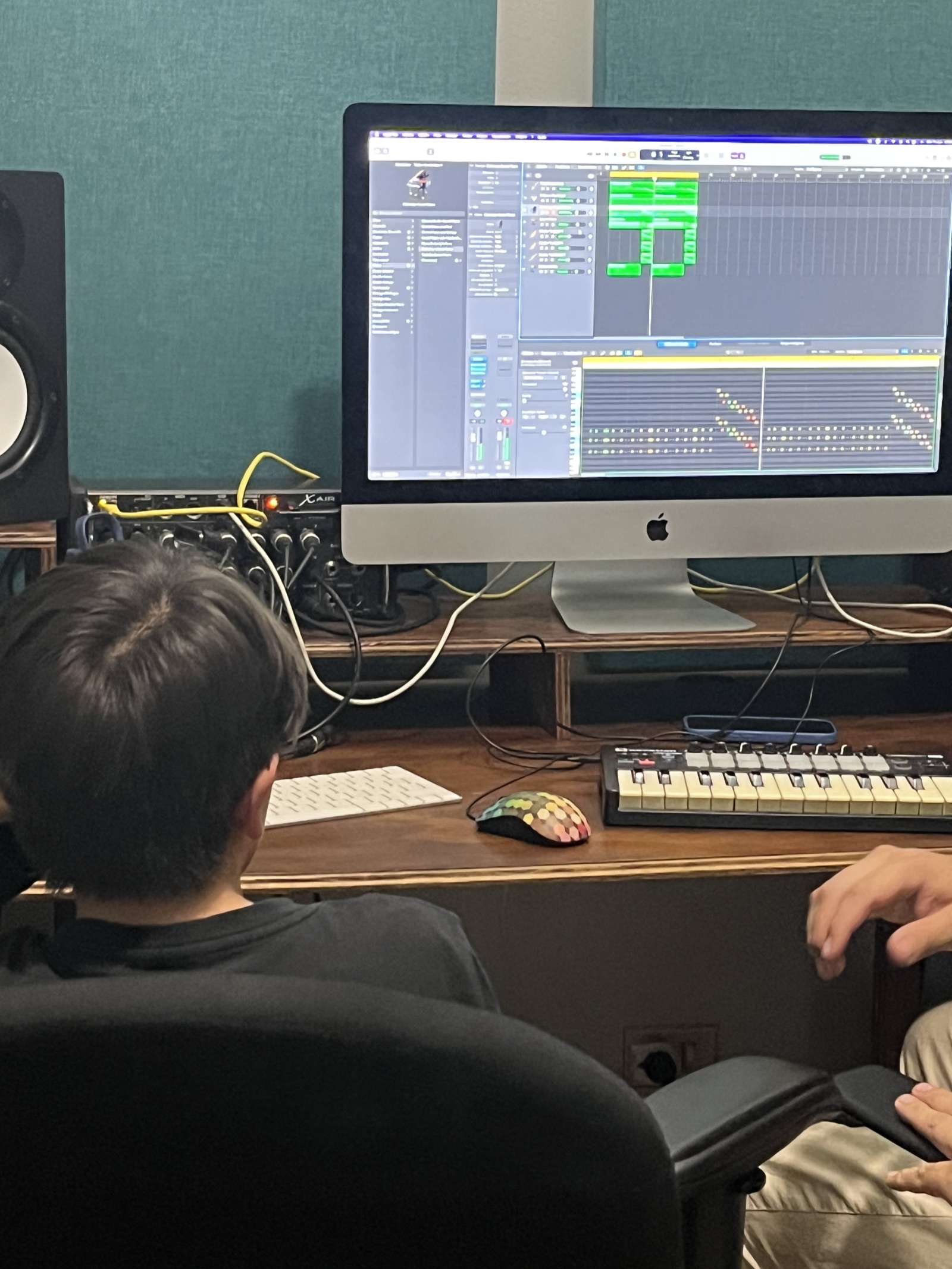 Tomás Eugenin produciendo música en estudio con Ableton Live